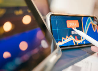 Trgovac koji analizira Bitcoin, Ethereum i forex opcije na više tržišta